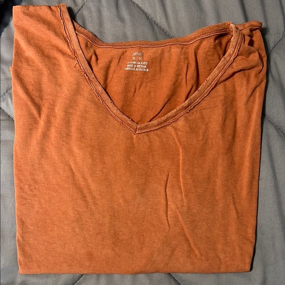 Set of Three V-Neck T-Shirts in Rust, Gray, and Green - Picture 4 of 5